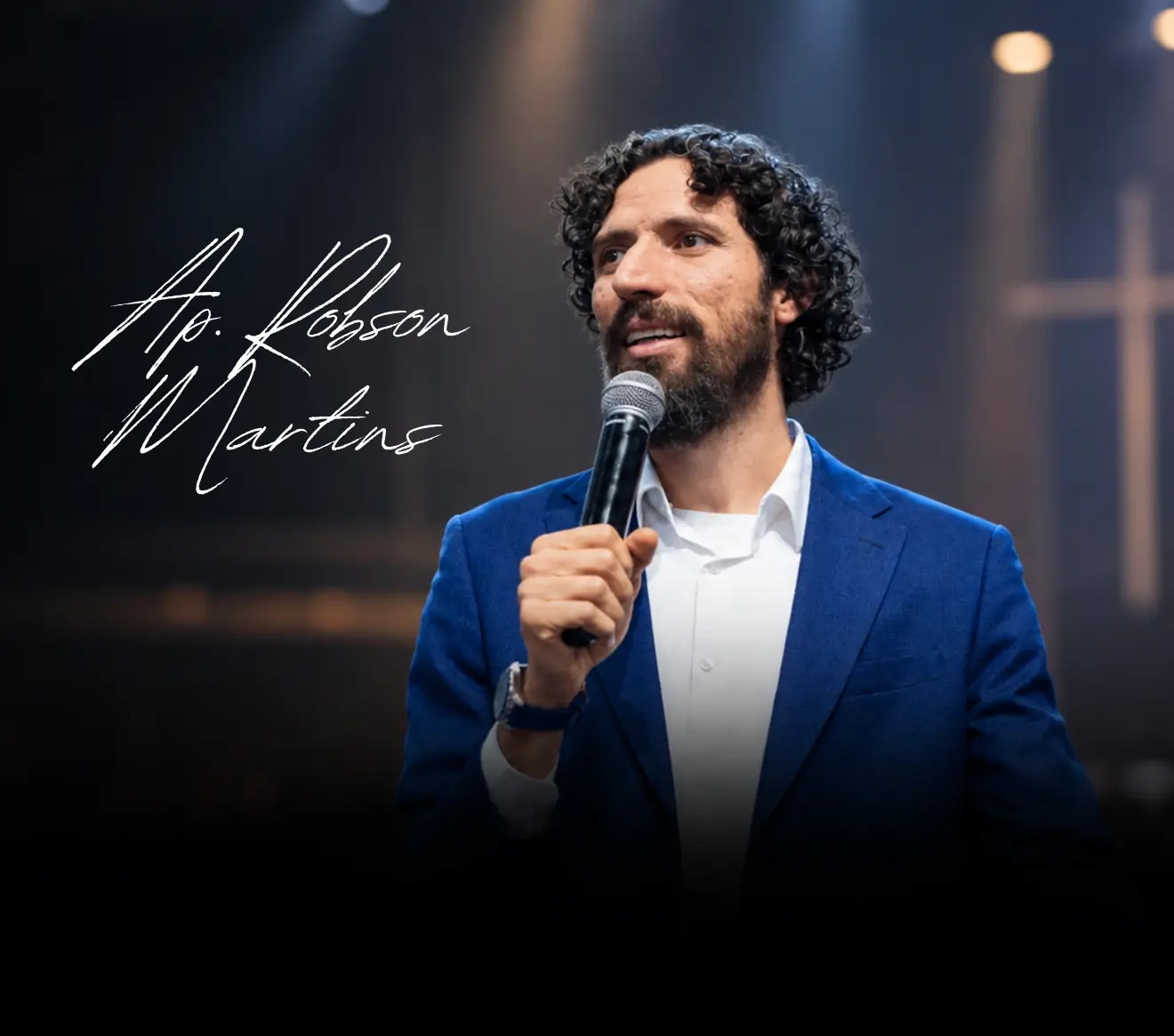 Apóstolo Robson Martins ministrando no palco